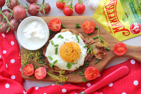 Стейк, замаринованный в майонезном #махеевъ маринаде, с яйцом Стейк, замаринованный в майонезном #махеевъ маринаде, с яйцом