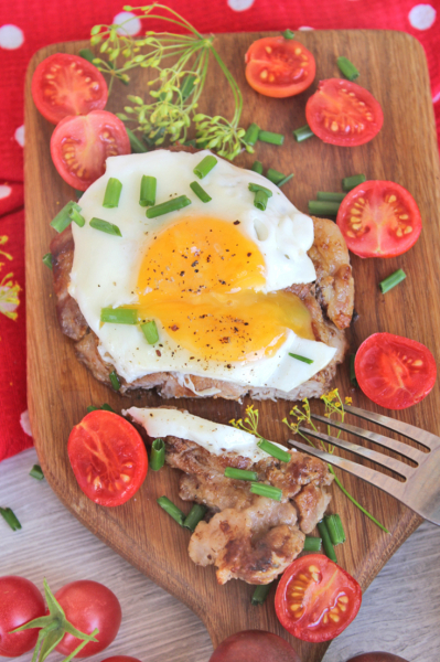 Стейк, замаринованный в майонезном #махеевъ маринаде, с яйцом Стейк, замаринованный в майонезном #махеевъ маринаде, с яйцом