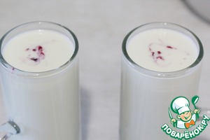 Сырный горячий шоколад со смородиной