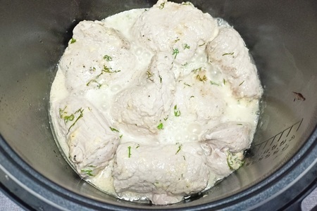 Тушеные свиные рулеты с сыром  — рецепт для мультиварки