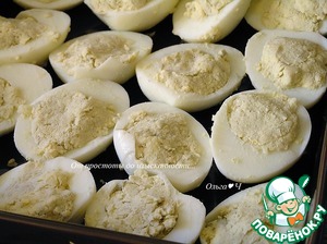 Закуска из яиц в красном соусе