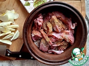 Запечённая пряная индейка с молодой капустой